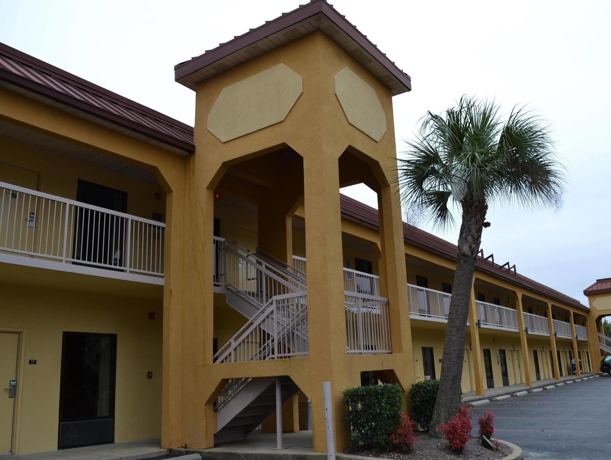 Fairview Inn & Suites Мобил Экстерьер фото